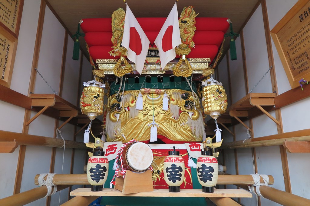 新調した西講中の獅子太鼓と弓張提灯