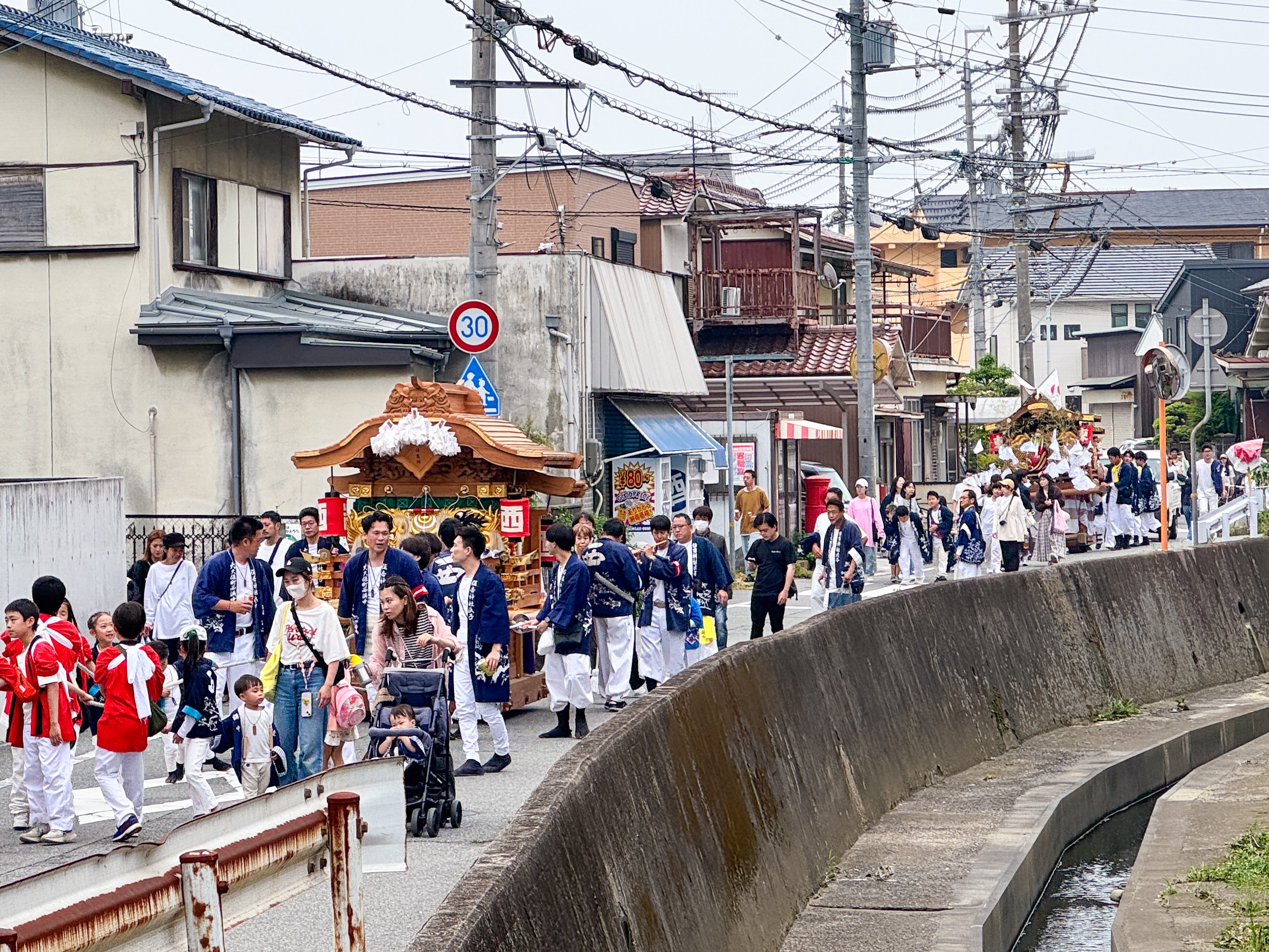だんじり 町内巡行の様子