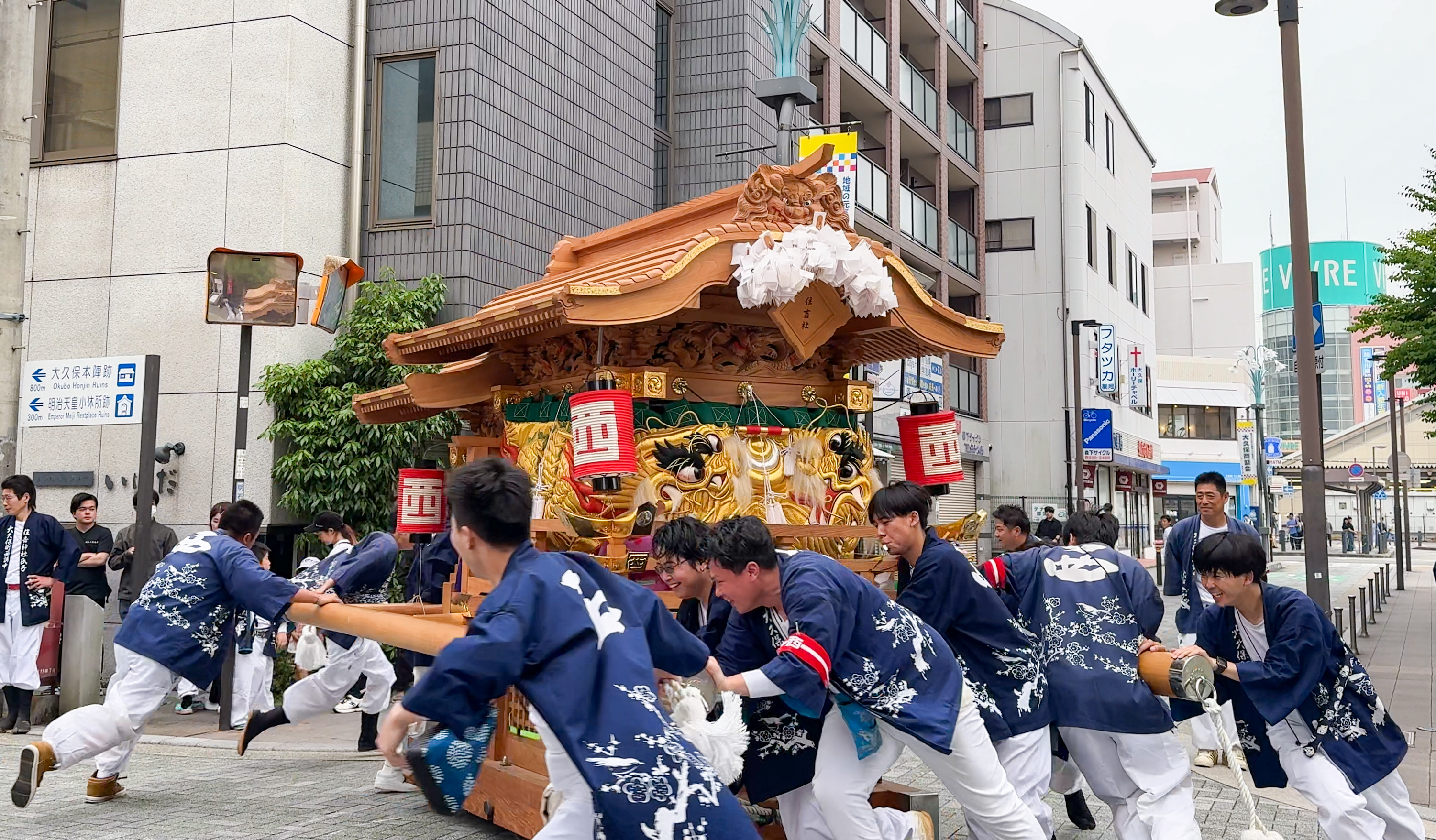 JR大久保駅前での様子
